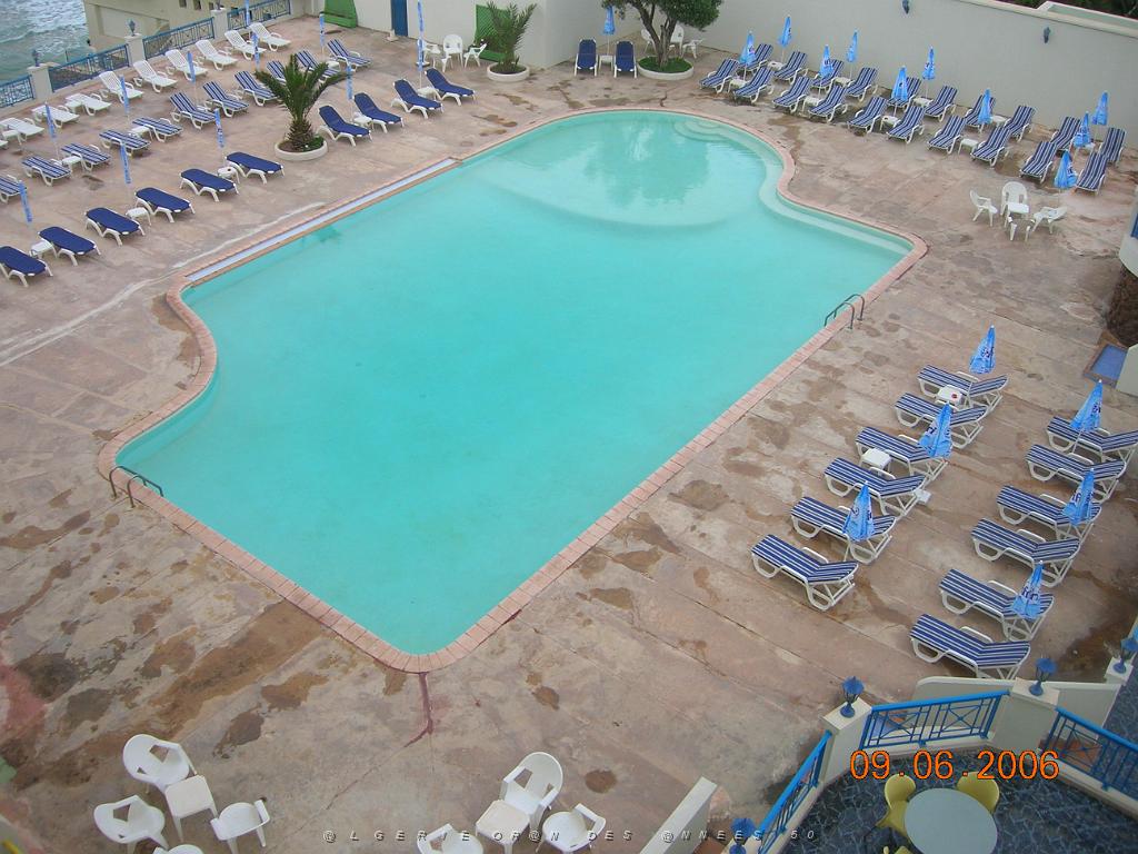 056A-ORAN-Juin06-l'Eden palace.JPG -           